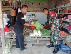 Pastikan Stabilitas Harga, Babinsa Koramil 1420-05/Dua Pitue Pantau Ketersediaan dan Harga Bahan Pokok di Pasar Sentral Tanru Tedong