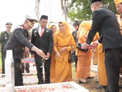 Kenang Jasa Pahlawan, Kapolres Sidrap Pimpin Upacara Tabur Bunga di TMP Mario
