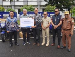 Bupati Pinrang H. Andi. Irwan Hamid S. Sos Menerima Bantuan  Tiga Unit pengangkut Sampai Dari Bank BRI Cabang Pinrang
