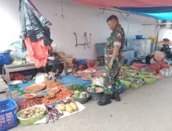 Babinsa Koramil 02/Tellu Limpoe Pantau Ketersediaan dan Harga Bahan Pokok di Pasar Tradisional Amparita