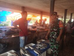 Babinsa Desa Passeno Pantau Langsung Harga Bahan Pokok di Pasar Sentral Barant