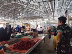 Babinsa Koramil 1420-04/Watang Pulu Kopka Hantoris Pantau Ketersediaan Bahan Pokok di Pasar Lawawoi