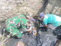 abinsa Koramil 1420-03/Maritengngae dan Warga Gotong Royong Keruk Saluran Air di Kelurahan Wala, Cegah Potensi Banjir
