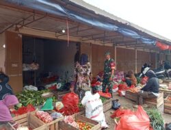 Anggota Ramil 06/Panca Rijang Pantau Harga Bahan Pokok di Pasar Rappang