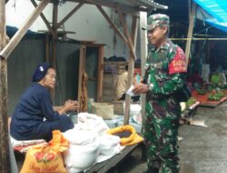 Babinsa Koramil 02/Tellu Limpoe Pantau Ketersediaan dan Harga Bahan Pokok di Pasar Sentral Amparita