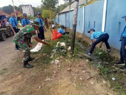 TNI, Siswa, dan Warga Masyarakat Bersatu dalam Karya Bakti Bersihkan Saluran Air di Rappang, Sidrap
