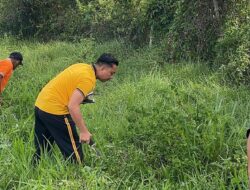 Aksi Nyata Polisi: IPTU Andi Aswan Bersih-bersih Jalan Bersama Warga Bila Riase