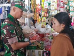 TNI Jaga Stabilitas Harga, Babinsa Koramil 1420-04/Watang Pulu Pantau Ketersediaan dan Harga Sembako di Pasar Lawawoi Sidrap