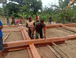 Babinsa dan Warga Gotong Royong Dirikan Rumah Bantuan untuk Warga Bilokka, Sidrap