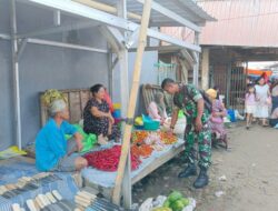 Serka Anwar Anggota Ramil 02/Tellu Limpoe Intensifkan Pemantauan Harga Bahan Pokok di Pasar Sentral Amparita, Sidrap