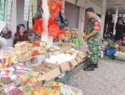 Babinsa Koramil 1420-07/Baranti Pantau Harga Bahan Pokok di Pasar Sentral Baranti, Pastikan Sesuai Harga Normal Pemerintah