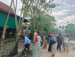 Babinsa Ajak Warga Ulu Ale Kerja Bakti Bersihkan Saluran Air dari Sampah
