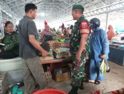 Babinsa Koramil 1420-04/Watang Pulu Pantau Ketersediaan dan Harga Bahan Pokok di Pasar Lawawoi Sidrap