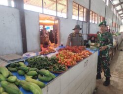 Babinsa Koramil 07/Baranti Serka Mustakin Pantau Stabilitas Harga dan Ketersediaan Sembako di Pasar Sentral Baranti