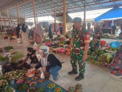Babinsa Koramil 06/Panca Rijang Pantau Ketersediaan dan Harga Bahan Pokok di Pasar Sentral Rappang
