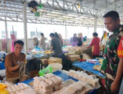 Babinsa Koramil 04/Watang Pulu Cek Stabilitas Harga dan Keamanan di Pasar Lawawoi Dukung Ketahanan Pangan Nasional