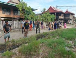 ​Babinsa Majjeling Watang Bersama Warga Gelar Karya Bakti Bersihkan Drainase  ​SIDRAP – Babinsa Kelurahan Majjeling Watang Koramil 03/Maritengngae, Sertu Mulyadi, menunjukkan sinergi kuat antara TNI dengan komponen masyarakat. Senin, 15 Desember 2025,  Sertu Mulyadi bersama dengan staf kelurahan dan sejumlah warga sekitar melaksanakan karya bakti pembersihan saluran drainase di sekitaran permukiman masyarakat Kelurahan Majjeling Watang, Kecamatan Maritengngae, Kabupaten Sidrap.  ​Kegiatan ini merupakan upaya proaktif dalam menjaga kebersihan lingkungan, khususnya saluran air, untuk mencegah terjadinya penyumbatan yang dapat memicu banjir di musim penghujan.  ​“Kegiatan gotong royong ini adalah wujud nyata kemanunggalan TNI dengan rakyat. Dengan drainase yang bersih, kita dapat meminimalisir risiko banjir dan menciptakan lingkungan yang lebih sehat bagi seluruh warga,” ujar Sertu Mulyadi di sela-sela kegiatan.  ​Pembersihan fokus pada pengangkatan sampah, lumpur, dan material lain yang menumpuk di sepanjang saluran drainase. Hal ini dilakukan untuk memastikan aliran air berjalan lancar, terutama mengingat intensitas curah hujan yang mulai meningkat.  ​Kepala Kelurahan Majjeling Watang yang turut hadir mengapresiasi inisiatif dan partisipasi aktif dari Babinsa dan warga. “Kami berterima kasih kepada Bapak Babinsa Sertu Mulyadi atas kepemimpinan dan semangatnya. Semoga kegiatan positif ini dapat terus menjadi agenda rutin demi kebaikan bersama,” katanya.  ​Kegiatan karya bakti ini berlangsung dengan lancar dan penuh semangat gotong royong, mencerminkan komitmen bersama antara aparat dan masyarakat dalam menjaga kebersihan serta kesehatan lingkungan di Kelurahan Majjeling Watang.