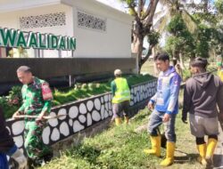 inergi Tiga Pilar: Babinsa Pelda Andi Akbar Pimpin Pembersihan Saluran Irigasi Bersama Dinas PU dan Kelompok Tani di Sidrap