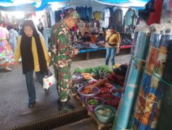 Babinsa Kelurahan Baula Ramil 02/Tellu Limpie Pantau Ketersediaan dan Harga Bahan Pokok di Pasar Sentral Amparita Sidrap