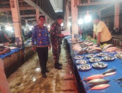 Babinsa Koramil 01/Panca Lautang Pantau Ketersediaan dan Harga Bahan Pokok di Pasar Sentral Bilokka