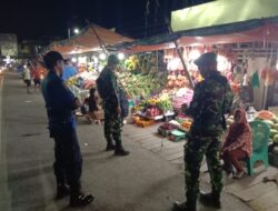 Jaga Kondusifitas Wilayah, Babinsa Koramil 05/Dua Pitue dan Damkar Gelar Patroli Gabungan Malam Hari