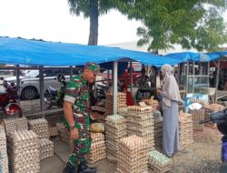 Babinsa Koramil 06/Panca Rijang Laksanakan Pemantauan Bahan Pokok di Pasar Sentral Rappang, Sidrap