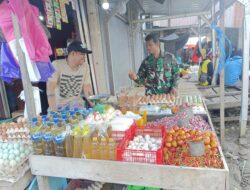 Babinsa Koramil 02/Tellu Limpoe Pantau Ketersediaan dan Harga Bahan Pokok di Pasar Sentral Amparita