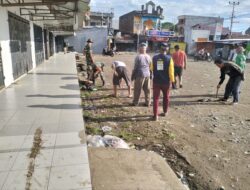 Sinergi Tanpa Batas, Babinsa, Ojol, dan Warga Serbu Sampah di Pasar Sentral Amparita