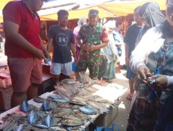 Jaga Stabilitas Pangan Jelang Akhir Tahun, Babinsa Koramil 06/Panca Rijang Pantau Harga Sembako di Pasar Sentral Rappang