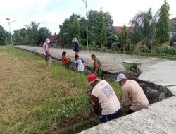 Babinsa Desa Lainungan Koramil 1420-04/Watang Pulu Gelar Karya Bakti, Bersihkan Saluran Air Depan Kantor Desa