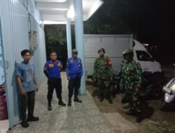 ​​Tingkatkan Keamanan Lingkungan, Batituud Koramil 01 Panca Lautang Pimpin Patroli Siskamling Bersama Damkar