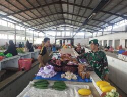 Babinsa Koramil 1420-07/Baranti Pantau Ketersediaan dan Harga Bahan Pokok di Pasar Sentral Baranti