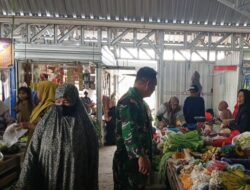 Pastikan Stok Aman dan Harga Stabil, Babinsa Koramil 04/Watang Pulu Pantau Pasar Tradisional Lawawoi