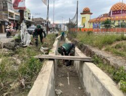 Personel Koramil 05/Dua Pitue Bersihkan Sampah dan Saluran Air di Monumen Andi Takko