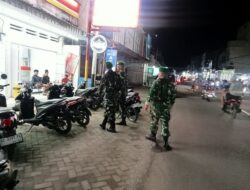 Jaga Kondusifitas Wilayah, Babinsa Koramil 1420-06/Panca Rijang Gelar Patroli Siskamling di Kelurahan Rappang
