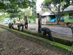 Batiops Kodim 1420/Sidrap Pimpin Karya Bakti Pembersihan Saluran Air di Asrama Makodim