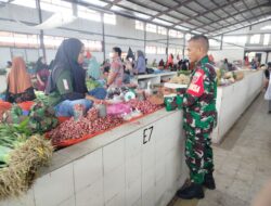 Pastikan Stok Pangan Aman, Babinsa Koramil 1420-07/Baranti Pantau Harga Sembako di Pasar Sentral Baranti