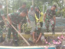 Pererat Sinergitas, Personel Koramil 1420-03/Maritengngae Bersama Warga Gelar Karya Bakti Penanaman Pohon di Taman Kelurahan Lakessi