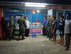 Tingkatkan Keamanan Wilayah, Babinsa Koramil 1420-05/Dua Pitue Gelar Patroli Siskamling di Desa Dongi
