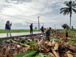 PEMBERSIHAN SAMPAH DI SEKITAR SALURAN IRIGASI DESA DONGI, UPAYA ANTISIPASI BANJIR DAN JAGA KEBERLANGSUNGAN IRIGASI