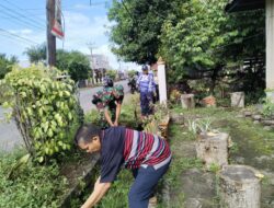 BABINSA KORAMIL 06/PANCARIJANG BERSAMA WARGA BERSIHKAN SALURAN DRAINASE DI DESA TIMORENG PANUA