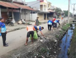 Anggota Koramil 05/Dua Pitue Gelar Karya Bakti Pembersihan Pasar Tanru Tedong