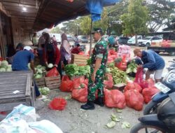 Pastikan Stabilitas Pangan, Babinsa Koramil 06/Panca Rijang Pantau Harga Sembako di Pasar Sentral Rappang