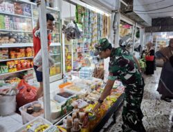 Pastikan Stabilitas Pangan, Babinsa Koramil 05/Dua Pitue Pantau Harga Sembako di Pasar Sentral Tanru Tedong