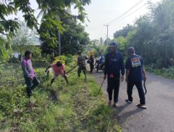 TNI dan Warga Bahu-Membahu, Babinsa Koramil 1420-02/Tellu Limpoe Gelar Karya Bakti Bersihkan Saluran Air