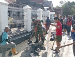 Cegah Banjir, Babinsa Majjeling Bersama Warga Gelar Karya Bakti Bersihkan Saluran Air