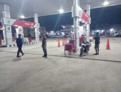 Pastikan Keamanan Wilayah, Babinsa Dan Damkar Gelar Patroli Siskamling
