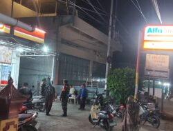 Sinergi TNI dan Damkar, Sertu Isman Pimpin Patroli Siskamling di Desa Corawali
