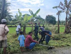 Babinsa Pimpin Aksi Bersih Saluran Air di Kelurahan Benteng