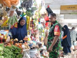 Jaga Stabilitas Pangan, Babinsa Koramil 1420-03/Maritengngae Pantau Harga Sembako di Pasar Sentral Pangkajene